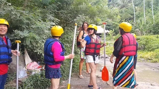 Pussy Flashing at RAFTING Spot among Chinese Tourists # Public NO PANTIES