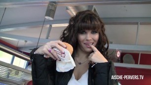 Public Blowjob im Fastfood Laden